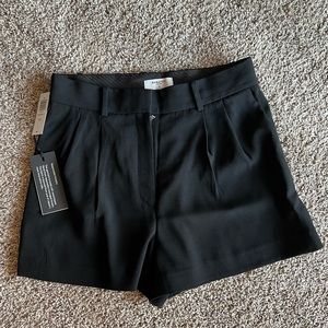 NWT Aritzia Babaton Pleated 3” shorts in black sz 6